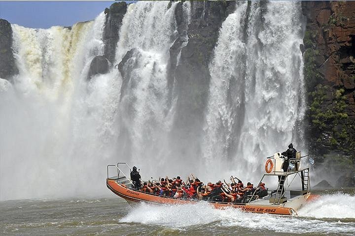 Un turista neerlandés de 26 años murió tras el vuelco de una lancha de excursión en las Cataratas del Iguazú lado Brasilero