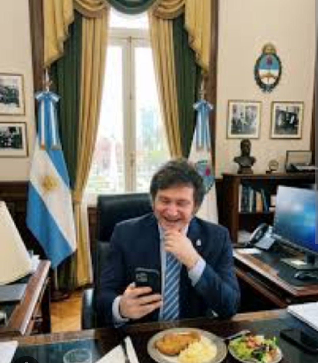 Milei echó al personal civil de la residencia de olivos